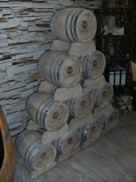 Pyramide aus 6 x 10L  Eichenfass innen roh Bttcherware Schnapsfa Eicehnholzfass Whyskifass Holzfass