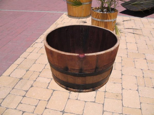 115 Liter Eichenfasshälfte D.72cm,H.45cm Blumenkübel nach Wunsch mit schwarzen Ringen Weinfass Pflanfkübel Eichenfass Holzfass Miniteich