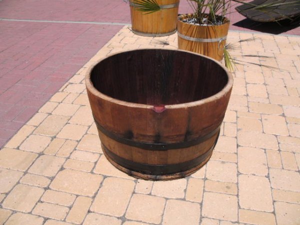 115 Liter Eichenfasshlfte D.72cm,H.45cm Blumenkbel mit schwarzen Ringen Weinfass Pflanfkbel Eichenfass Holzfass Miniteich