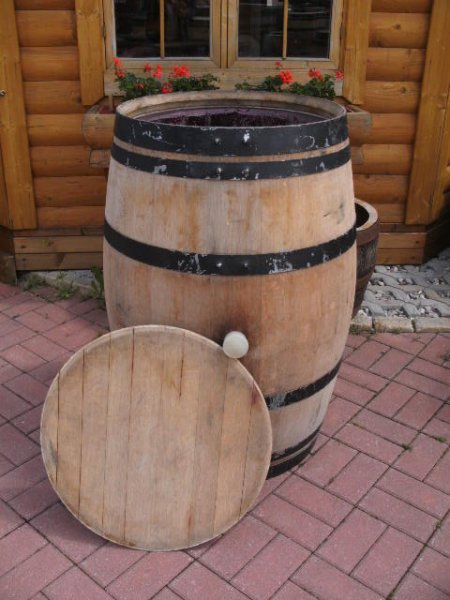225 Liter Weinfass Regentonne schwarze Ringe aus gebr. Barrique Eichenfass Hhe 90-95cm, Durchmesser 70-73cm Holzfass Wasserfass Regenfass Tonne