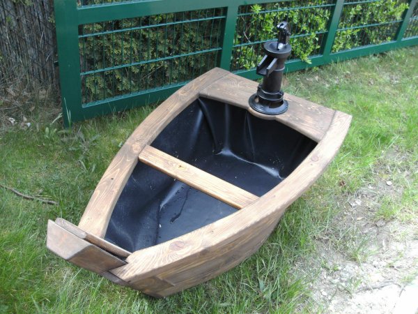 Miniteich-Boot NORDIKA-15-MT mit kleiner Schwengelpumpe & mit elektrischer Kreislaufpumpe Holzboot Designboot als Garten-Dekoration