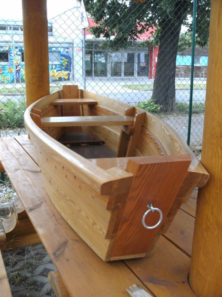 NORDIKA-28S schwimmfhiges Holzboot fertig lackiert Designboot als Garten-Dekoration
