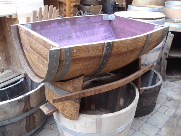 115 Liter quer gebrauchtes Barrique-Eichenfasshälfte mit schönem Lagerbock aus massivem Eichenholz
