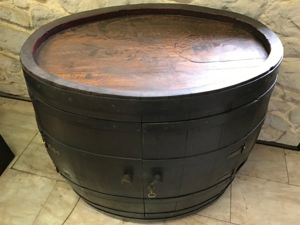 Fasskönigbar aus ovalem 300L gebrauchtem Eichenfass dunkel mit Zwischenboden, Schloß und Möbelrolen Einzelstück