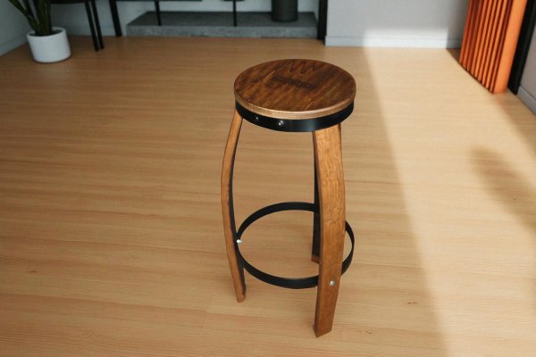 Fasstisch BORDEAUX - Tischplatte D.80 H110cm + 4 Fass-Barhocker-M7