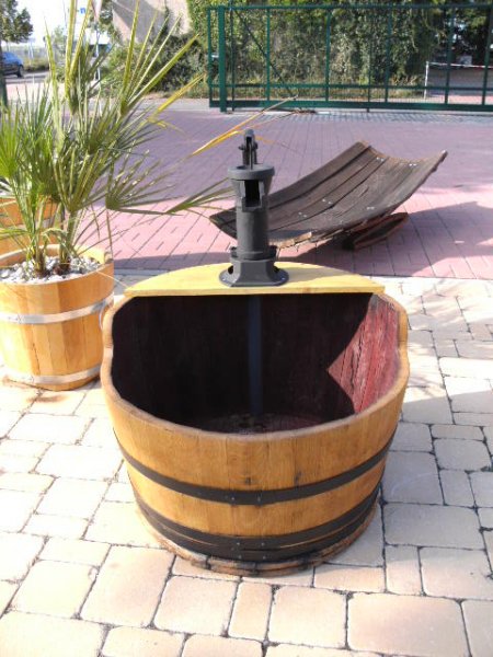100 Liter Fassbrunnen Fass-Regentonne mit Schwengelpumpe und elektrishe Kreiselpumpe