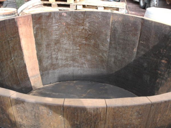 1750 Liter Eichenfasshälfte Durchmesser 181cm und Höhe 97cm.