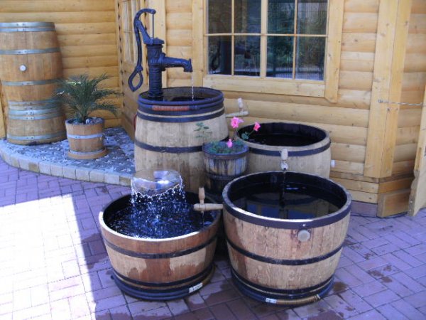 700 Liter Fasskombination mit Schwengelpumpe Weinfass Regentonne