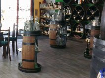Fassbaronbar offen mit Glas - Zwischenboden aus 225/300 Liter gebrauchtem Barriquefass Eichenfass Holzfass Stehtisch Bistrotisch Weinfass