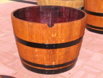 105 Liter Eichenfasshälfte D.70cm,H.40cm Blumenkübel schwarze Ringe Weinfass Pflanfkübel Eichenfass Holzfass Miniteich