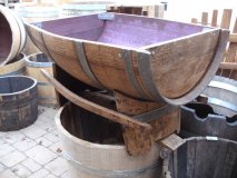 115 Liter quer gebrauchtes Barrique-Eichenfasshälfte mit schönem Lagerbock aus massivem Eichenholz