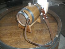0,5 Liter Bernhardiner rundes Holzfass innen gewachstes Eichenfass Böttcherware  Weinfass Whyskifass Schnapsfass
